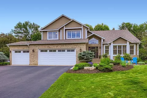 9025 Mcguffey Rd, Eden Prairie, MN 55347