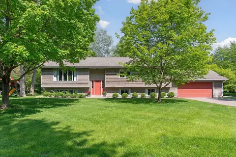 16818 Canterbury Dr, Minnetonka, MN 55345