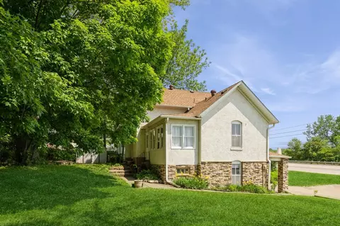 122 Woodland Dr, Chaska, MN 55318