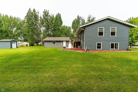 Exterior - 704 9th Ave SE, Barnesville, MN 56514 photo 9 of 18
