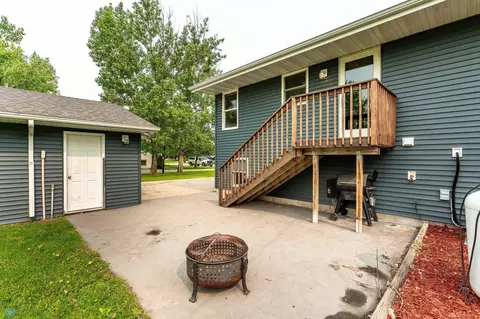 Exterior - 704 9th Ave SE, Barnesville, MN 56514 photo 6 of 18