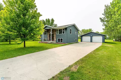 Exterior - 704 9th Ave SE, Barnesville, MN 56514 photo 5 of 18
