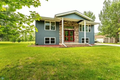 Exterior - 704 9th Ave SE, Barnesville, MN 56514 photo 3 of 18