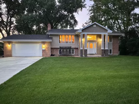 8000 Winnetka Heights Dr, Golden Valley, MN 55427