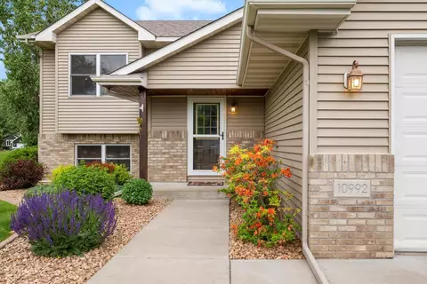10992 Shoreline Ct, Chisago City, MN 55013