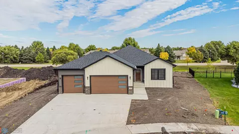 4740 Hampton Loop S, Moorhead, MN 56560 photo 2