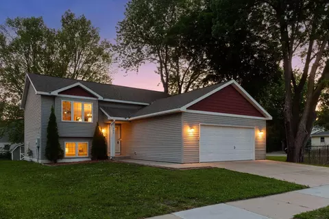 205 N Hickory St N, Chaska, MN 55318