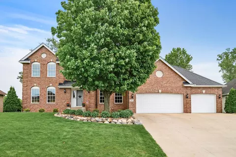 244 Meadowood Ln, Vadnais Heights, MN 55127