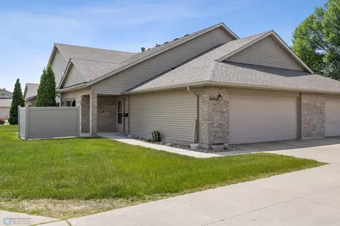 1426 Heatherwood Ct, West Fargo, ND 58078