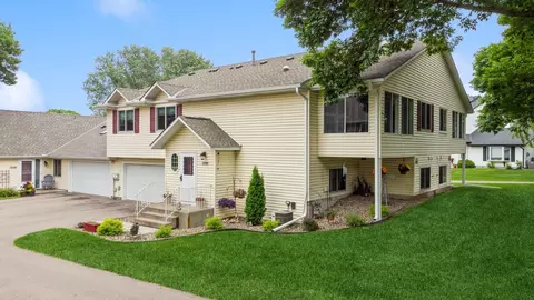 3726 Gershwin Ln N, Oakdale, MN 55128