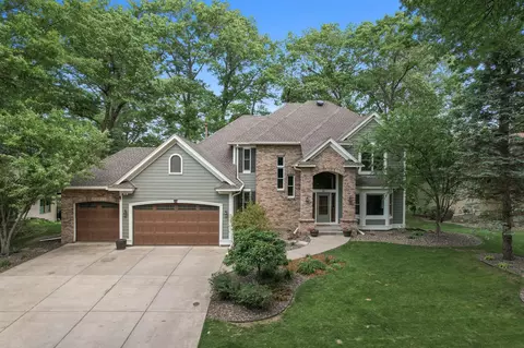 36 Forest Trl, Mahtomedi, MN 55115