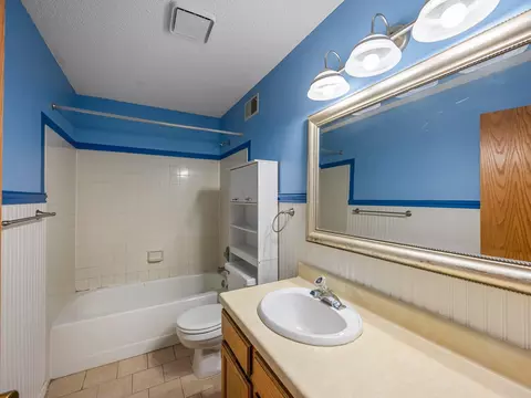 Bath - 1626 Raindrop Dr, Eagan, MN 55121 photo 2 of 2