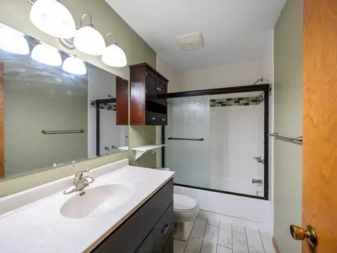 Bath - 1626 Raindrop Dr, Eagan, MN 55121 photo 1 of 2
