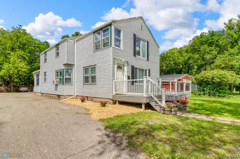 611 10th St S, Moorhead, MN 56560