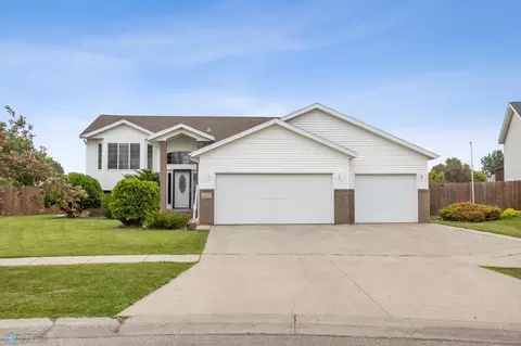 810 Homestead Ct, West Fargo, ND 58078