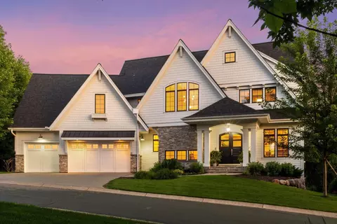 6653 Amberwood Ln, Chanhassen, MN 55317