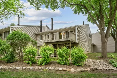 9146 Neill Lake Rd, Eden Prairie, MN 55347