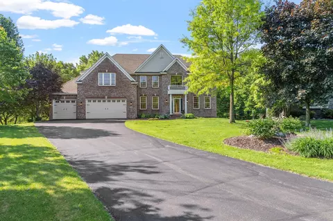 9256 Gateway Ln, Eden Prairie, MN 55347