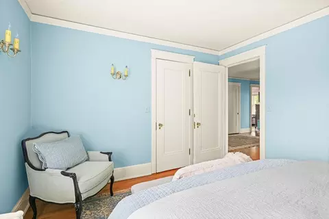 Bedroom - 2401 E 5th St, Duluth, MN 55812 photo 4 of 8
