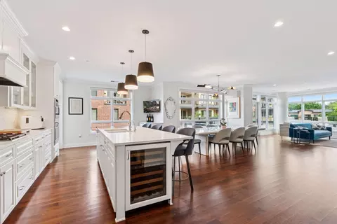 875 Lake St N #201, Wayzata, MN 55391