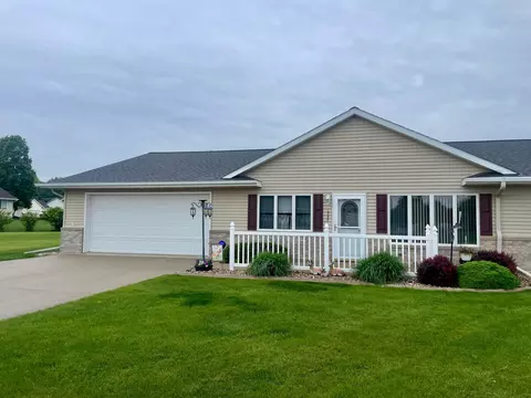 1727 Pinewood Dr, Worthington, MN 56187