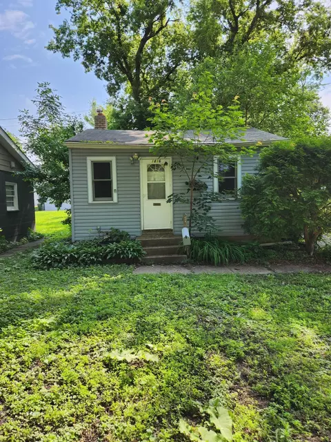 1816 Malvern St, Lauderdale, MN 55113