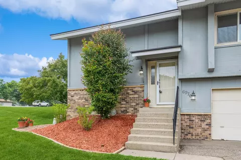 6976 Pima Ln, Chanhassen, MN 55317