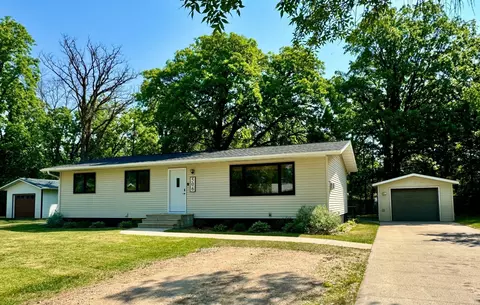 506 7th Ave SE, Roseau, MN 56751