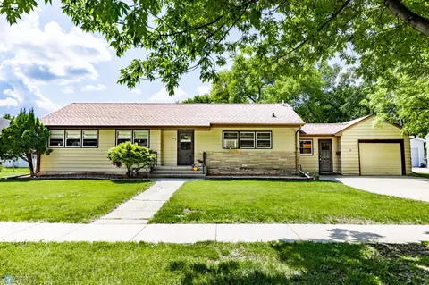 1515 14th St S, Fargo, ND 58103
