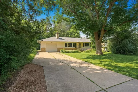 2088 Rosewood Ln S, Roseville, MN 55113