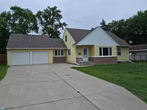 916 12th Ave S, Moorhead, MN 56560