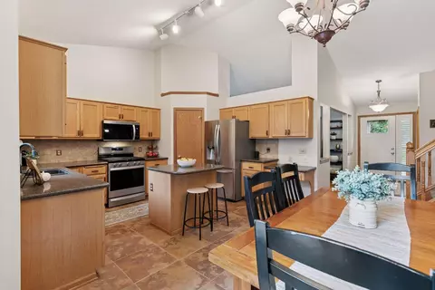 989 Coneflower Ct, Eagan, MN 55123
