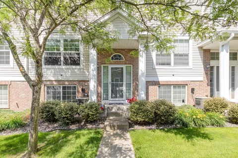 920 Ledgestone Dr, Mahtomedi, MN 55115
