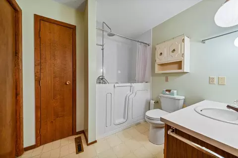 Bath - 635 5th St, Windom, MN 56101 photo 2 of 3