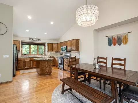 1816 Commonwealth Dr, Burnsville, MN 55337