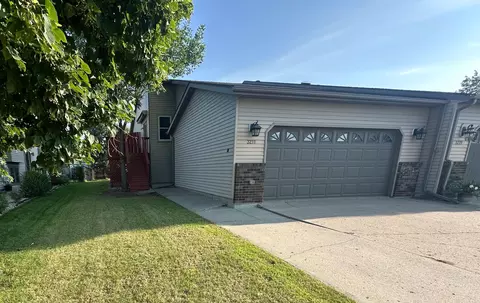 3211 30th Ave S, Fargo, ND 58103