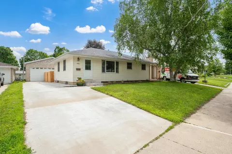 1436 Cascade St NW, Rochester, MN 55901