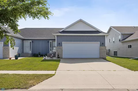 3364 27th St S, Moorhead, MN 56560