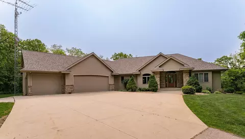 7720 100th St NW, Pine Island, MN 55963