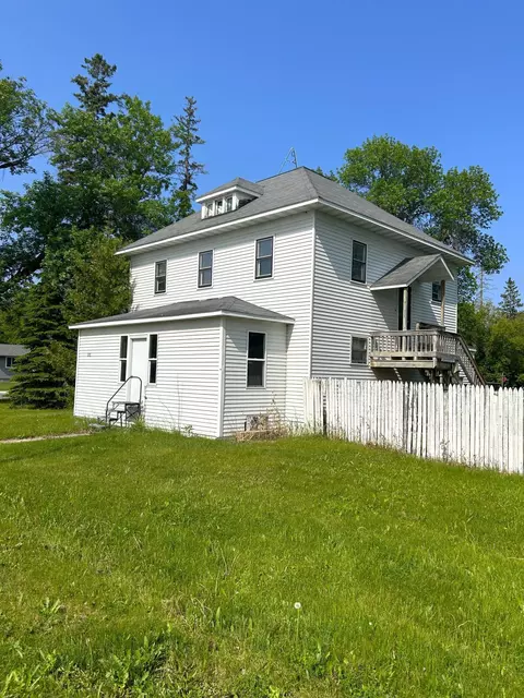 302 State Ave S, Warroad, MN 56763