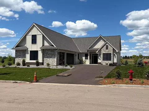 2475 Sydney Ln, Hudson, WI 54016