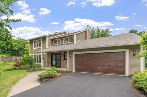 8636 Wood Cliff Cir S, Bloomington, MN 55438