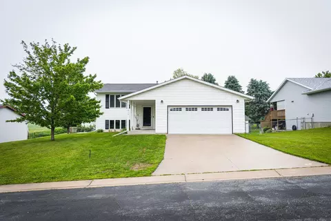 415 3rd St NW, Elgin, MN 55932
