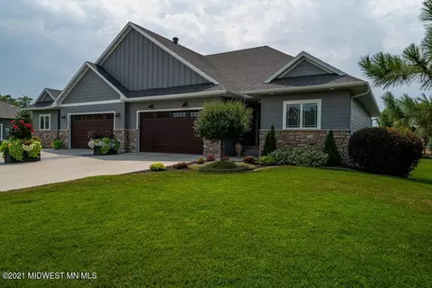 919 Lake Forest Cir, Detroit Lakes, MN 56501