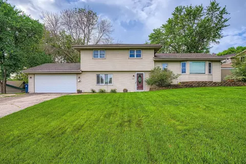 3001 Country Wood Dr, Burnsville, MN 55337