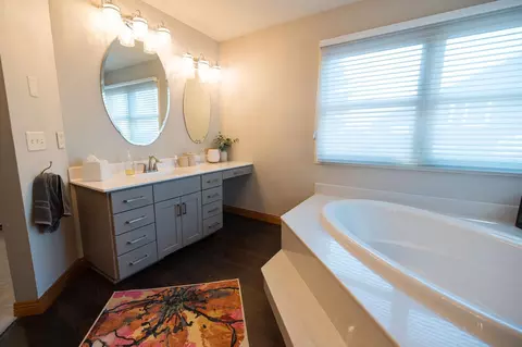 Bath - 701 E Oak Ave, Olivia, MN 56277 photo 4 of 6