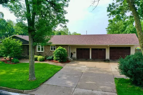 Exterior - 701 E Oak Ave, Olivia, MN 56277 photo 2 of 21