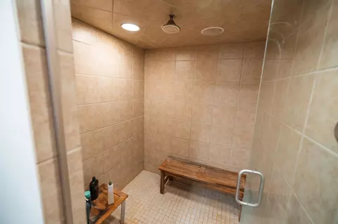 Bath - 701 E Oak Ave, Olivia, MN 56277 photo 5 of 6