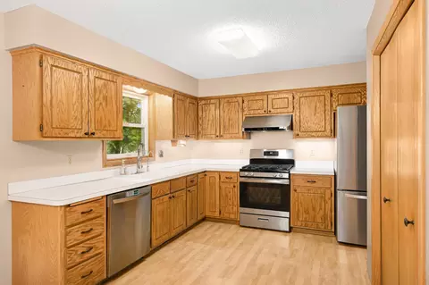 597 Thames Cir, Eagan, MN 55123 photo 11