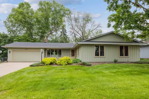 2381 Queens Dr, Woodbury, MN 55125